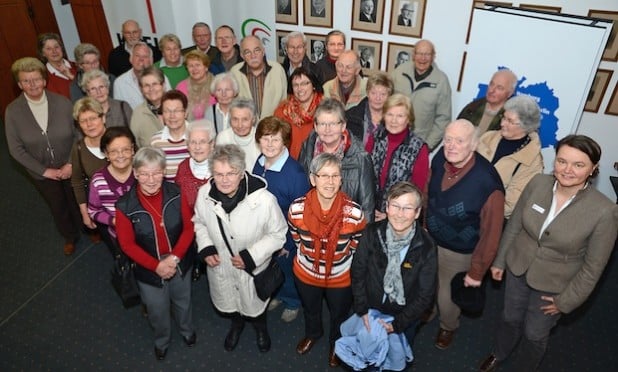 Franca Großevollmer (r.), die Öffentlichkeitsreferentin des Kreises, begrüßte die 34-köpfige Gruppe der Wanderfreunde Anröchte im Kreishaus (Foto: Judith Wedderwille/Kreis Soest).