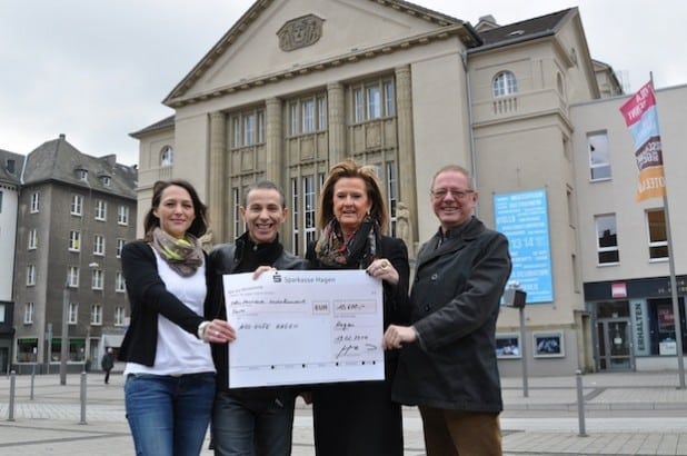 Melanie Luczak, Ricardo Fernando, Schirmherrin Bürgermeisterin Brigitte Kramps (SPD) und Norbert Hilchenbach (v.l.n.r.) - Foto: theaterhagen.