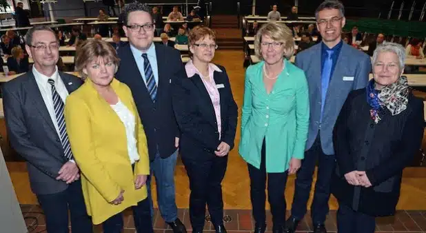 Ingo Maschoty, Bezirksregierung Arnsberg, Martina Hosbach, Schulamt für den Kreis Soest, Hendrik Henneböhl und Andrea Bergmann, Kommunale Koordinierung Übergang Schule-Beruf beim Kreis Soest, Maria Büse-Dahlmann, Bezirksregierung Arnsberg, Dieter Hesse, Abteilungsleiter Schulangelegenheiten Kreis Soest, Maria Schulte-Kellinghaus, Dezernentin für Schule, Jugend und Soziales des Kreises Soest (v.l.), stellten das landesweite Übergangssystem "Kein Abschluss ohne Anschluss" vor (Foto: Franca Großevollmer/Kreis Soest).
