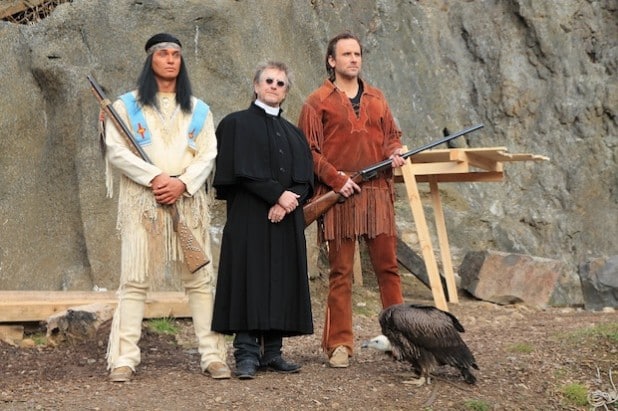 Das Ensemble der Karl-May-Festspiele in Elspe 2014: Jean-Marc Birkholz (Winnetou), Martin Semmelrogge (Weller) und Oliver Bludau (Old Shatterhand) mit Mönchsgeier Jack (Foto: Elspe Festival GmbH).