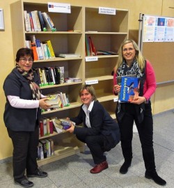 Mitnahme kostenlos: Ulrike Weyrich, Frauke Mönkeberg und Jeannette Fröhlich (v.l.) präsentieren das offene Bücherregal im Foyer der VHS (Foto: Stadt Lippstadt).