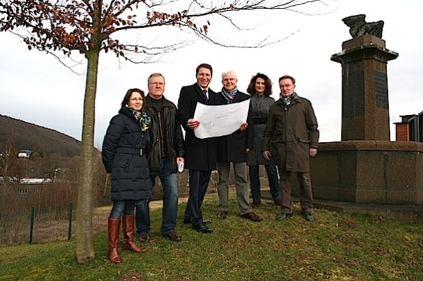 Silke Strunk vom Friedhofsamt, Klaus Matlik, Bürgermeister Bernhard Baumann, Rolf Marxmeier, Projektleiterin Marion Sander-Müller und Hans Wiese trafen sich auf dem Friedhof in Struthütten, um u. a. das Thema Baumbestattungen zu erörtern (Foto: Gemeinde Neunkirchen).