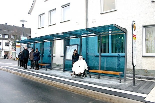 Die neue Buswartehalle am Winziger Platz wurde barrierefrei gestaltet. Ralf Gersthagen testete das Platzangbot mit seinem Rollstuhl. Mit im Bild: Jochen Woelke und Heinz Arenhövel, ehrenamtlicher Behindertenbeauftragter des Hochsauerlandkreises (Foto: Stadt Meschede).