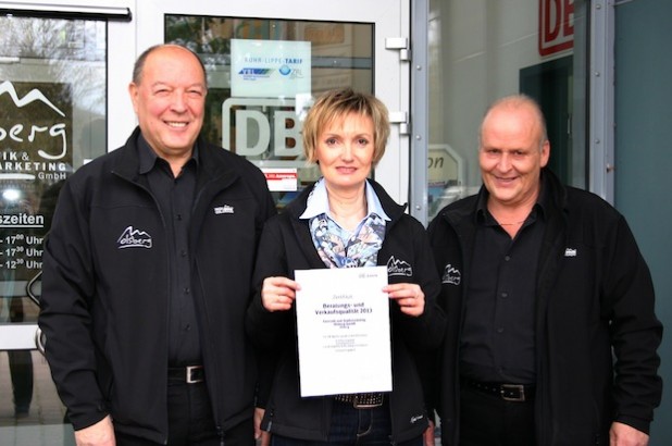 Freuen sich über das Zertifikat: Hans-Jürgen Mansfeld (l.), Martina Kraft und Leo Benk (Foto: Stadt Olsberg).