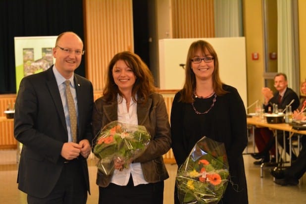 Bürgermeister Michael Esken freute sich, Nicole Borries (l.) und Daniela Hintz den positiven und vor allem einstimmigen Ratsbeschluss mitteilen zu können und überreichte zur Feier des Tages bunte Blumensträuße (Foto: Stadt Hemer).