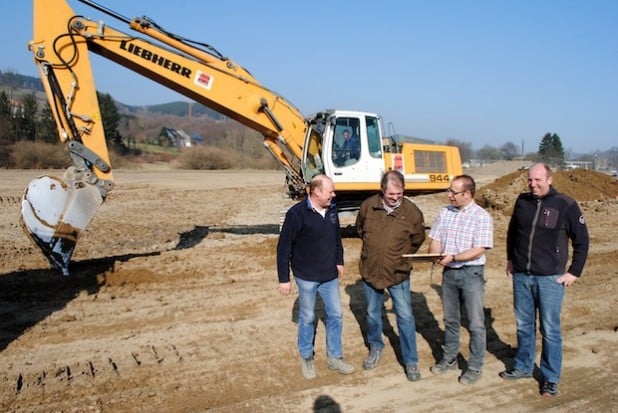 Die Ruhr bekommt ihr künftiges „Bett gemacht“: Friedel Tillmann, Umwelt-Ingenieur Friedhelm Koch, Axel Sobirey und Ingo Fischbach von der Firma Friedel Tillmann Straßen- und Wegebau (v.l.) - Foto: Gemeinde Bestwig.