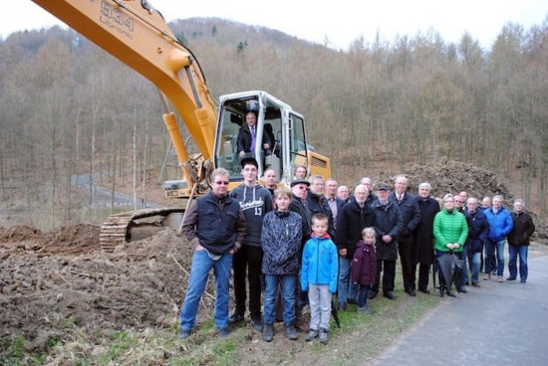 Gemeinsam mit Anliegern, Aufsichtsratsmitgliedern, den Geschäftsführern Robert Dietrich und Christoph Rosenau sowie den Bürgermeistern Uli Hess (Meschede) und Ralf Péus (Bestwig) gab der Aufsichtsratsvorsitzende der Hochsauerlandwasser GmbH (HSW), Bürgermeister Wolfgang Fischer (Olsberg), jetzt den „Stadtschuss“ für die Arbeiten am Wasserwerk Hen-nesee. In knapp zwei Jahren soll hier eine der modernsten Trinkwasseraufbereitungsanlagen an der Ruhr entstehen (Foto: Hochsauerlandwasser GmbH).