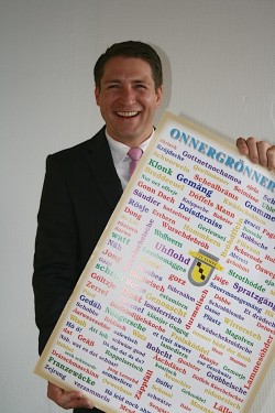 Das Plakat zur 725-Jahrfeier ist ein Verkaufsschlager. Ein Exemplar hängt natürlich auch im Büro von Bürgermeister Bernhard Baumann (Foto: Gemeinde Neunkirchen).
