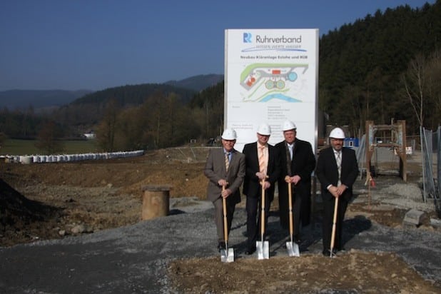 Herr Heinz Maus (Ruhrverband), Herr Bürgermeister Stephan Kersting (Gemeinde Eslohe), Herr Norbert Frece, Herr Dr. Peter Evers (beide Ruhrverband) beim ersten Spatenstich zum Neubau der Kläranlage Eslohe (Foto: Ruhrverband).