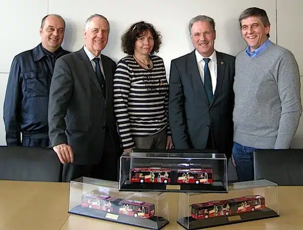 Wehrleiter Martin Walter, Wolff-Dieter Theissen (Fachbereichsleiter Bürgerservice/Soz. Dienste), Martina von Schaewen (Fachdienstleitung Öffentliche Sicherheit und Ordnung), Bürgermeister Dieter Dzewas und Jürgen Flemming (stellv. Wehrleiter). (Foto: Stadt Lüdenscheid).