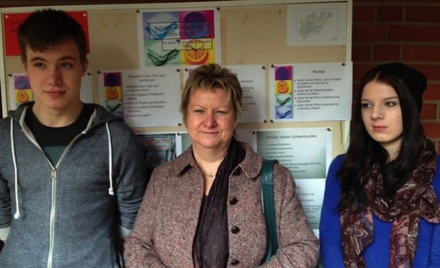 Fabian Bellair (l.) und Chantale Yildirim (r.) präsentieren NRW-Schulministerin Sylvia Löhrmann die Arbeit der Com-Scouts an der Ruth-Cohn-Schule des Hochsauerlandkreises. / Foto: Ruth-Cohn-Schule 