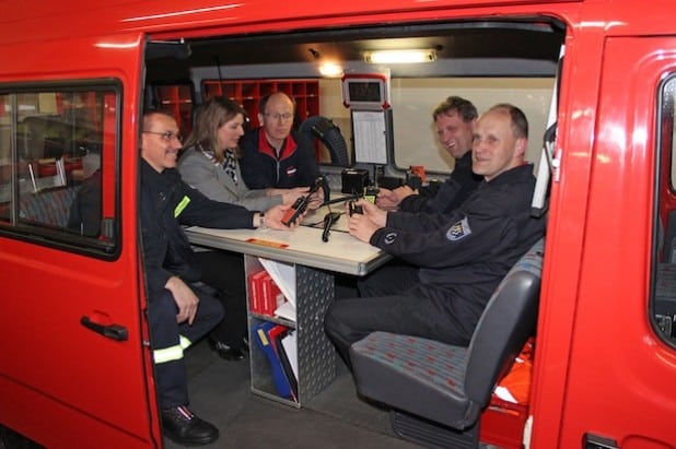 Die Digitalfunktechnik der Wilnsdorfer Feuerwehr wurde von Rüdiger Boller ans Laufen gebracht. Wilnsdorfs Bürgermeisterin Christa Schuppler ließ sich von ihm die neue Technik erklären, im Beisein von Feuerwehrleiter Christian Rogalski (2. v.r.) und seinen Stellvertretern Gerd Boller (r.) und Rüdiger Schneider (l.) - Foto: Gemeinde Wilnsdorf.