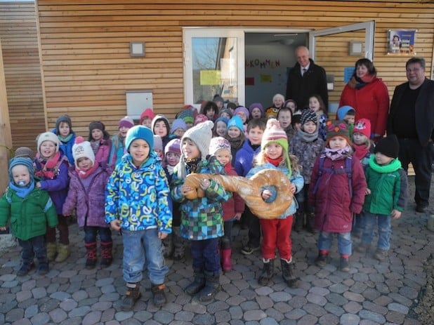 Der neue Eingangsbereich ist fertig. In einer kleinen Feierstunde schlossen Jannis, Louis und Lilli mit einem gebackenen Schlüssel die Türen auf (Foto: Gemeinde Burbach).