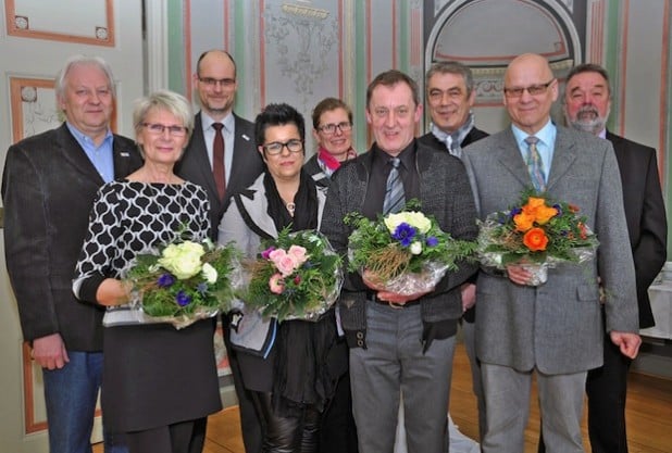 Mit (1. Reihe v.l.) Monika Kersting, Brigitte Schulte-Nölle, Hans-Michael Grimm, Rainer Sobek, Klaus Große und Klaus-Gerhard Ewers (2. Reihe v.r.) freuten sich (2. Reihe v.l.) der stellvertretende Personalratsvorsitzende Joachim Zimmermann, Bürgermeister Christof Sommer und Jutta Kleegräfe, Fachdienstleiterin Personal (Foto: Stadt Lippstadt).