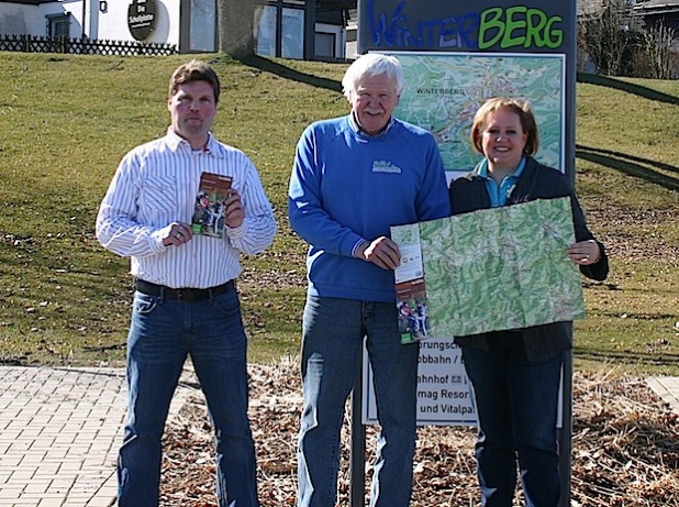 Joachim Sögtrop und Susanne Kleinsorge von der WTW präsentieren mit Uli Lange, Bezirkswegewart des SGV, die neue Wanderkarte (Foto: Ferienwelt Winterberg).