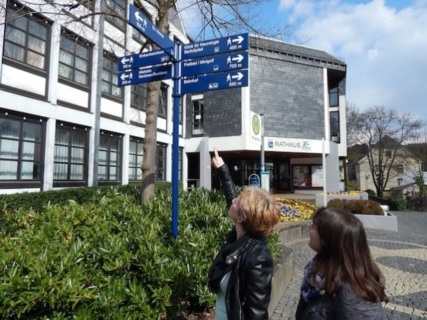 Die Praktikantinnen Andrea Vrouzos und Ina Carolin Lisiewicz betrachten das neue Fußgängerleitsystem in Hilchenbach (Foto: Stadt Hilchenbach).