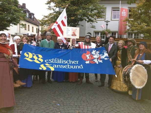 Flaggenübergabe an den Soester Bürgermeister Dr. Eckhard Ruthemeyer als Ausrichter des Westfälischen Hansetages 2013/2014 in Rüthen (Foto: Wirtschaft & Marketing Soest GmbH).