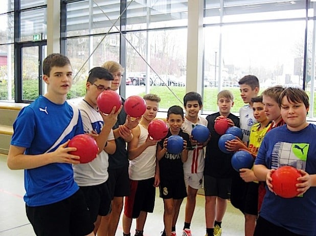 Die Unterstützung von Gewerbetreibenden aus der Stadt Olsberg macht's möglich: Die Hauptschule konnte jetzt neue Gymnastikbälle für den Sportunterricht anschaffen (Foto: Hauptschule Olsberg).