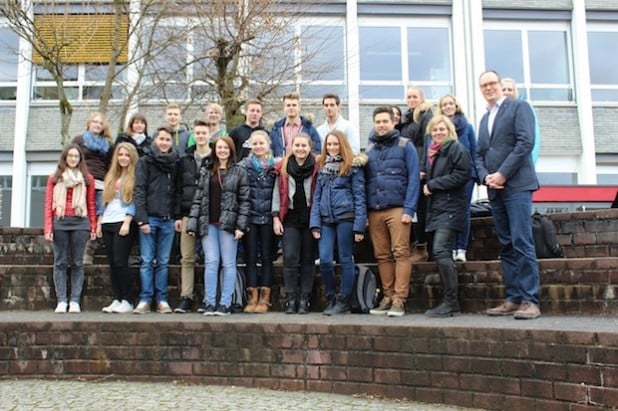 Zeigen großes Interesse für ihre Heimatregion: die Schülerinnen und Schüler des Projektkurses am Städtischen Gymnasium Lennestadt zusammen mit ihrem Lehrer Mark-André Vogt (3. v.r.) sowie Dr. Stephanie Arens (2. v.r) und Martin Müller (r.) von der Südwestfalen Agentur (Foto: Südwestfalen Agentur).