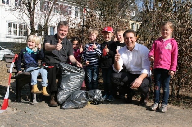 Auch einige Kinder des Kindergartens in der Wiesenstraße waren am vergangenen Freitag unterwegs, um Unrat vom Wegesrand aufzusammeln. Bürgermeister Bernhard Baumann (zweiter von rechts) und Umweltberater Matthias Jung (zweiter von links) bedankten sich für den aktiven Einsatz der „Kleinen Strolche“ (Foto: Gemeinde Neunkirchen).