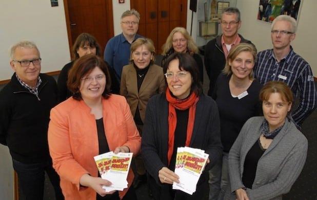 Beim Runden Tisch „Jugend in Arbeit plus“ im Soester Kreishaus zogen Geschäftsführerin Ursula Rode-Schäffer (vorne r.) und Kerstin Sander (vorne l.) von der Regionalagentur Hellweg-Hochsauerland mit der Arbeitsagentur Meschede-Soest und dem Jobcenter Arbeit Hellweg Aktiv (AHA), den Beratungsträgern SEN (Soest) und INI (Lippstadt) sowie den Koordinatorinnen der Kammern eine Bilanz der Arbeit (Foto: Wilhelm Müschenborn/Pressestelle Kreis Soest).