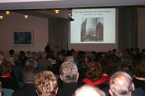 Das Ausmaß der Zerstörung Neunkirchens und die Grausamkeit des Krieges – Ulrich Capito vom Heimatverein Neunkirchen zeigte das zerbombte Neunkirchen und die Opfer in seinem Lichtbildervortrag (Foto: Gemeinde Neunkirchen).