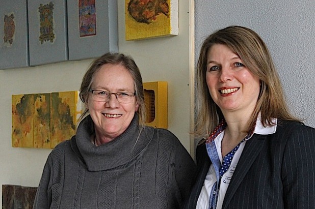 Im Wilnsdorfer Rathaus ist eine Ausstellung der in Wilnsdorf lebenden Künstlerin Claudia Röder (l.) zu sehen, die von Bürgermeisterin Christa Schuppler am vergangenen Dienstag eröffnet wurde (Foto: Gemeinde Wilnsdorf).