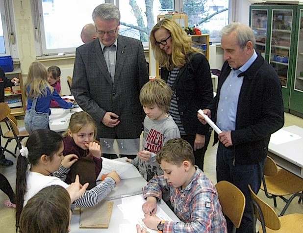 Die Stiftungsvertreter Herbert Schiene, Doris Bernert und Wolfgang Roßbach (v.l.) überzeugten sich jetzt von der naturwissenschaftlichen Förderung in den Grundschulen (Foto: Stadt Lippstadt).