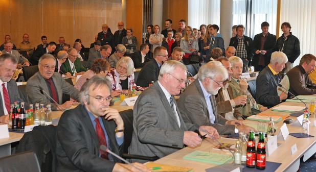 Unter Schüler-Beobachtung debattierten die Kreistagsmitglieder der letzten Sitzung der Wahlperiode (Foto: Hendrik Klein/Märkischer Kreis).