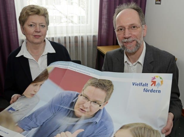 Motoren der konkreten Umsetzung des Projekts „Vielfalt fördern“ in der Region: Ursula Jürgens-Hinkelmann (Kompetenzteam Soest) und Achim Schmacks (Regionales Bildungsbüro) - Foto: Wilhelm Müschenborn/Pressestelle Kreis Soest.