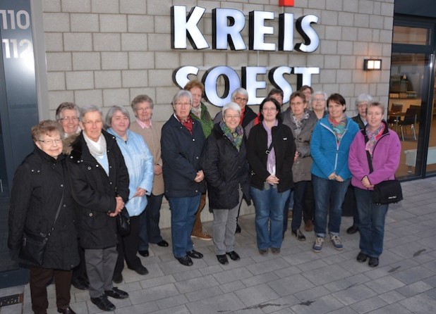 Der Landfrauenverband Horn besuchte mit 17 Teilnehmerinnen das Rettungszentrum (Foto: Jürgen Bornemann/Kreis Soest).
