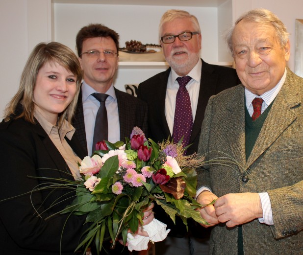 Lob und Anerkennung erhielt Svenja Boc von Jürgen Böttner, Winfried Schwarz und Hans Werner Kocherscheidt (Foto: Andreas Wolf/EJOT).