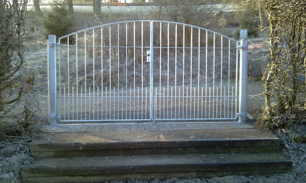 Ein neues Tor ziert seit kurzem den oberen Eingang am Friedhof in Niederdresselndorf (Foto: Gemeinde Burbach).