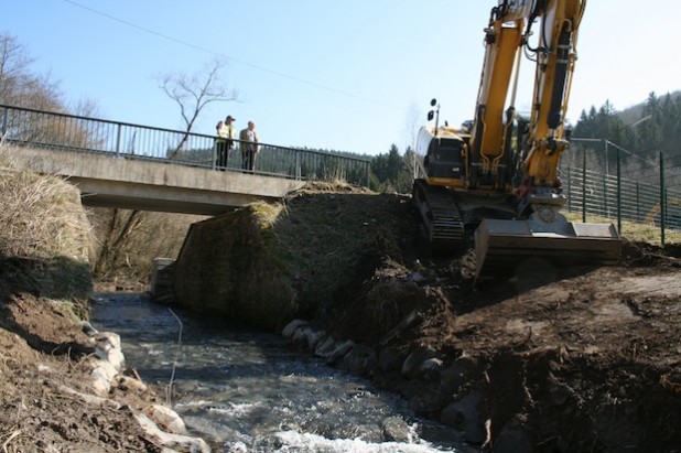 Mit einem Raupenbagger wird die Uferböschung modelliert (Foto: Gemeinde Neunkirchen).