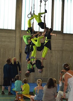 In den Sommerferien können Nachwuchsartisten in der Zirkusfreizeit ihr Können zeigen. Ob in luftiger Höhe, wie diese jungen Akrobaten, oder auch am Boden: Der Spaß steht im Vordergrund (Foto: Sinaida Bayer/Kreis Soest).
