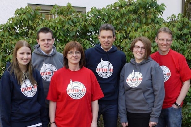 Tanja Kranauge, Frank Burghaus, Susanne Kujawa, Bürgermeister Wolfgang Hilleke, Susanne Filthaut und Klaus Hesener (v.l.n.r.) präsentieren die ersten T-Shirts und Kapuzenpullis (Foto: Hansestadt Attendorn).