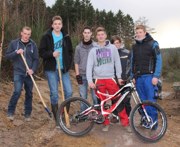 Sehr zur Freude der zahlreichen Jugendlichen aus Attendorn und Umgebung haben die Bauarbeiten für den Mountainbikepark begonnen (Foto: Hansestadt Attendorn).