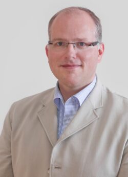 Dr. Björn-Christian Vehse, Oberarzt an der DRK-Kinderklinik Siegen, Facharzt für Orthopädie, Kinderorthopädie, Chirotherapie und Ärztli- cher Leiter des MVZ Wellersberg (Foto: DRK-Kinderklinik Siegen gGmbH).
