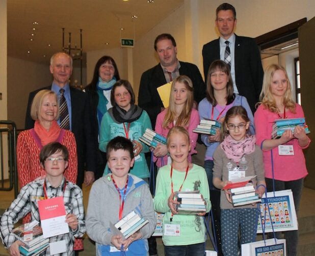Mit guter Laune und vielen Geschenken im Gepäck verließen die acht Teilnehmerinnen und Teilnehmer sowie die vierköpfige Jury und Isabell Hoffmann als Veranstalterin den Vorlesewettbewerb, der erstmalig im Attendorner Rathaus stattfand (Foto: Hansestadt Attendorn).