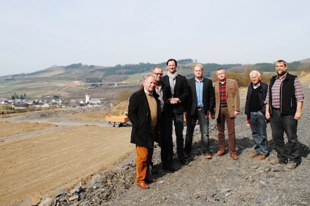 Ortstermin an der Baustelle zum neuen Naturrasen-Sportplatz des TuS Velmede-Bestwig (v.li.): Reinhard Herlitschka, Manuel Fritsch (SPD Bestwig), Bundestagsabgeordneter Dirk Wiese, Daniel Köhne (Bürgermeisterkandidat SPD Bestwig), TuS-Vorsitzender Jörg Fröhling, Heribert Leibold, Jörg Salinus, 2. Vorsitzender TuS Velmede-Bestwig (Foto: TuS Velmede-Bestwig).