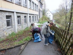 Knerlinger Bürger machen rund um die ehemalige Grundschule Knerling sauber (Foto:  Altenaer Baugesellschaft AG).