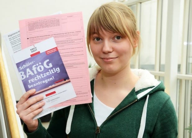 Schüler-BAföG sollte schon in den Osterferien beantragt werden, dazu rät Melina Reich vom Bürgerservice. Denn so kann ein möglicher Antragsstau in den Sommermonaten umgangen werden (Foto: Judith Wedderwille/Pressestelle Kreis Soest).