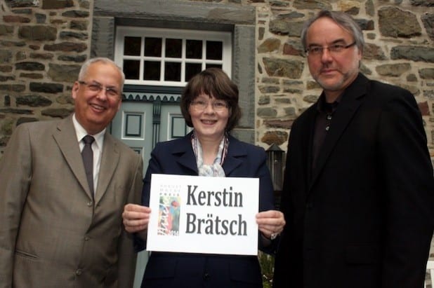 Gaben den Namen der August-Macke-Preisträgerin 2014 bekannt: Susanne Veltins (Mitte), Landrat Dr. Karl Schneider (l.) und Jury-Vorsitzender Prof. Dr. Carl Peter Buschkühle (r.) - Foto: Pressestelle HSK.