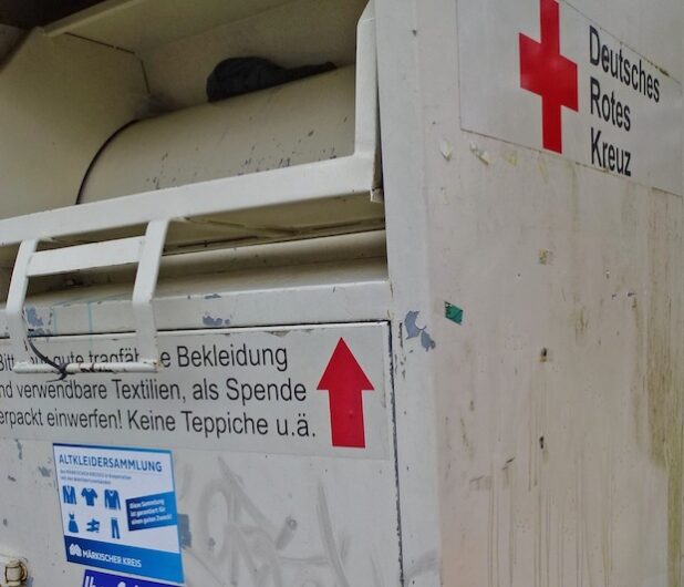 In so gekennzeichnete Container können Kleidung und Schuhe entsorgt werden (Foto: Märkischer Kreis).