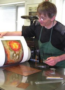 Paul Egidius zeigt in seiner Werkstatt in Soest-Deiringsen die Entstehung einer Farb-Radierung von einer Platte, hier anhand des Bildes Atlas I (Foto: Walter Brügger).