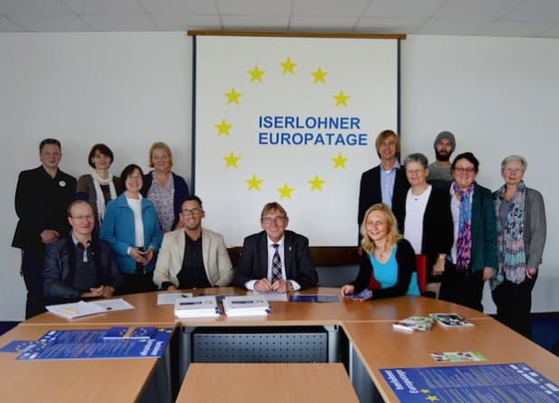 Bürgermeister Dr. Peter Paul Ahrens (Mitte) stellte bei einem Pressetermin im Iserlohner Rathaus gemeinsam mit seinen Mitarbeitern vom Büro für Europaangelegenheiten und Vertretern beteiligter Vereine und Einrichtungen das Programm für die Europatage 2014 vor (Foto: Stadt Iserlohn).