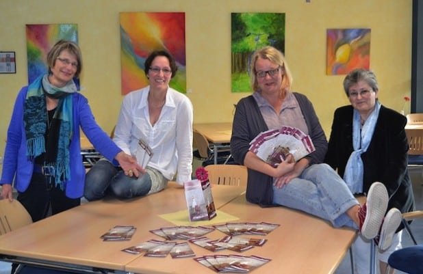 Die Gleichstellungsbeauftragte der Stadt Iserlohn, Judith Heilmaier (2.v.r.) und die Gastgeberinnen (v.l.) Anna Müller, Johanne Mix und Maria Grothoff stellten das Programm der „Frauenweltreise“ vor (Foto: Stadt Iserlohn).