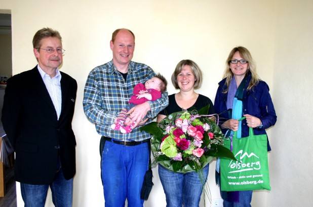 Norbert Märtin (l.) und Jutta Maas (r.) überreichten Familie Bathen das 400. Babybegrüßungspaket (Foto: Stadt Olsberg).