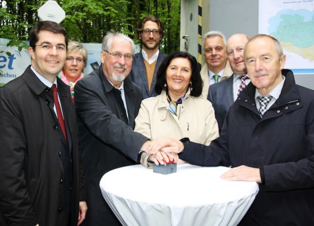 Bei einer Besichtigung des Richtfunkmastes im Werler Stadtwald am Montag, 28. Mai, drückten Landrätin Eva Irrgang (5. v. l.) Werls Bürgermeister Michael Grossmann (r.) und Wickedes Bürgermeister Hermann Arndt (3. v. l.) gemeinsam den symbolischen Startknopf für den TKG-Netzbetrieb. Zudem nahmen teil (v. l.): Geschäftsführer Stefan Glusa (TKG-SWF), Wirtschaftsförderin Ruth Hornkamp (Gemeinde Wickede), Daniel Stender (Vertrieb Innofactory), Wirtschaftsförderer Ulrich Canisius (Stadt Werl) und Christoph Hellmann (TKG-Projektleiter Breitbandausbau Kreis Soest) - Foto: Paul Knierbein/Kreis Soest.