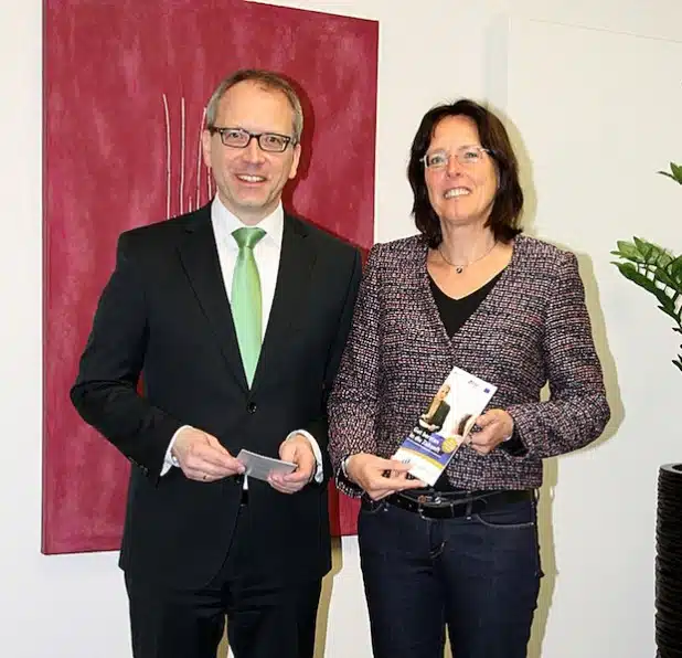 Lenkungskreis-Vorsitzender Professor Dr. Volker Verch und Regionalagentur-Geschäftsführerin Ursula Rode-Schäffer machen auf das Programm „unternehmensWert: Mensch“ aufmerksam. Es fördert eine Fachberatung, die auf die Stärkung der Arbeits- und Beschäftigungsfähigkeit von Arbeitnehmerinnen und Arbeitnehmern sowie zur Fachkräftesicherung in Unternehmen ausgerichtet ist (Foto: Elke Friebel/Unternehmensverband Westfalen Mitte).